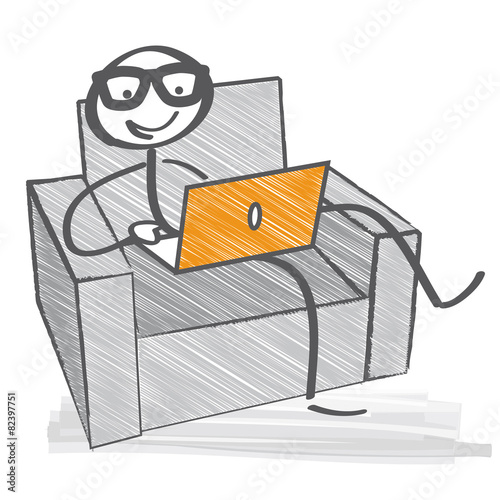 Im Sessel mit Laptop
