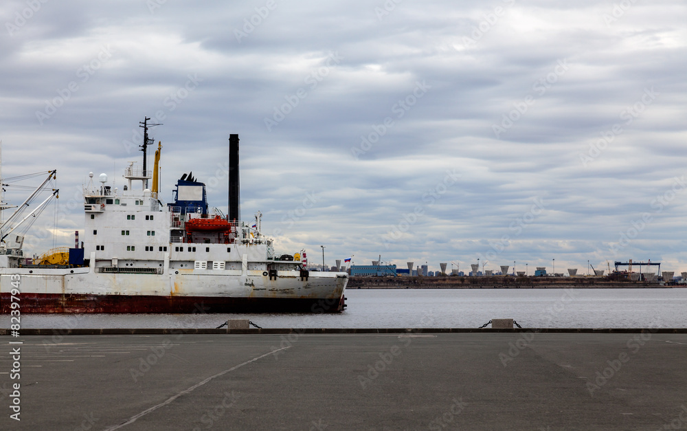 Fototapeta premium Old ship in the harbour