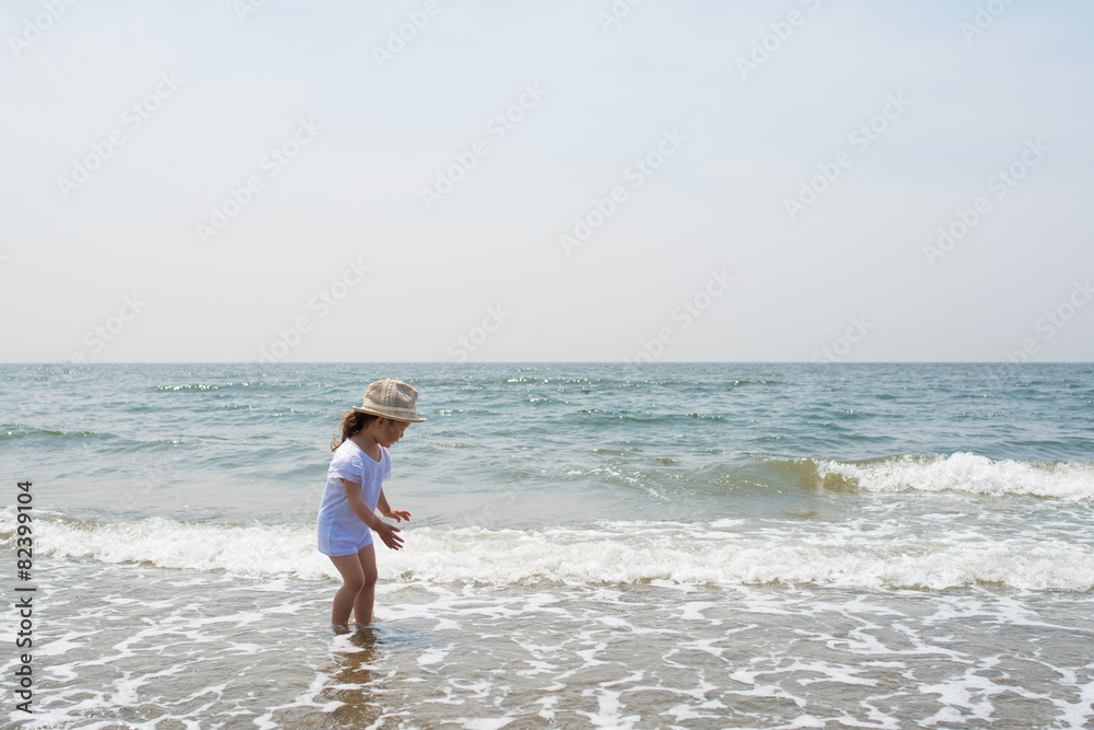 Fototapeta premium 海で遊ぶ少女