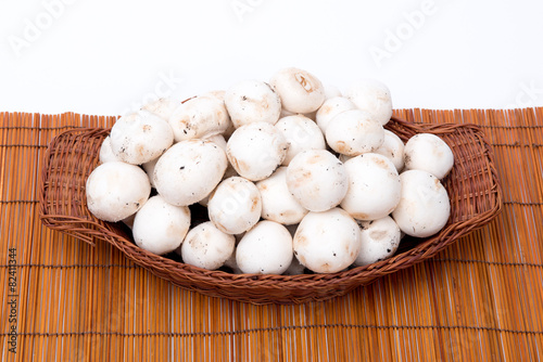 funghi bianche in cestino