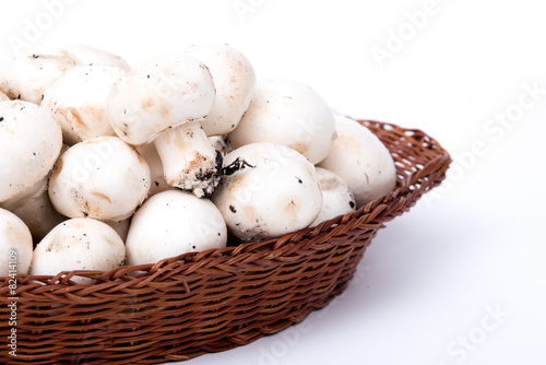 funghi champignon in un cestino