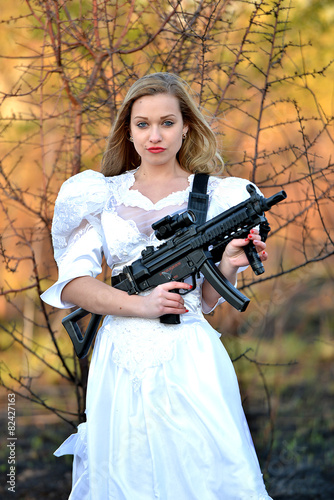 une belle femme avec un pistolet