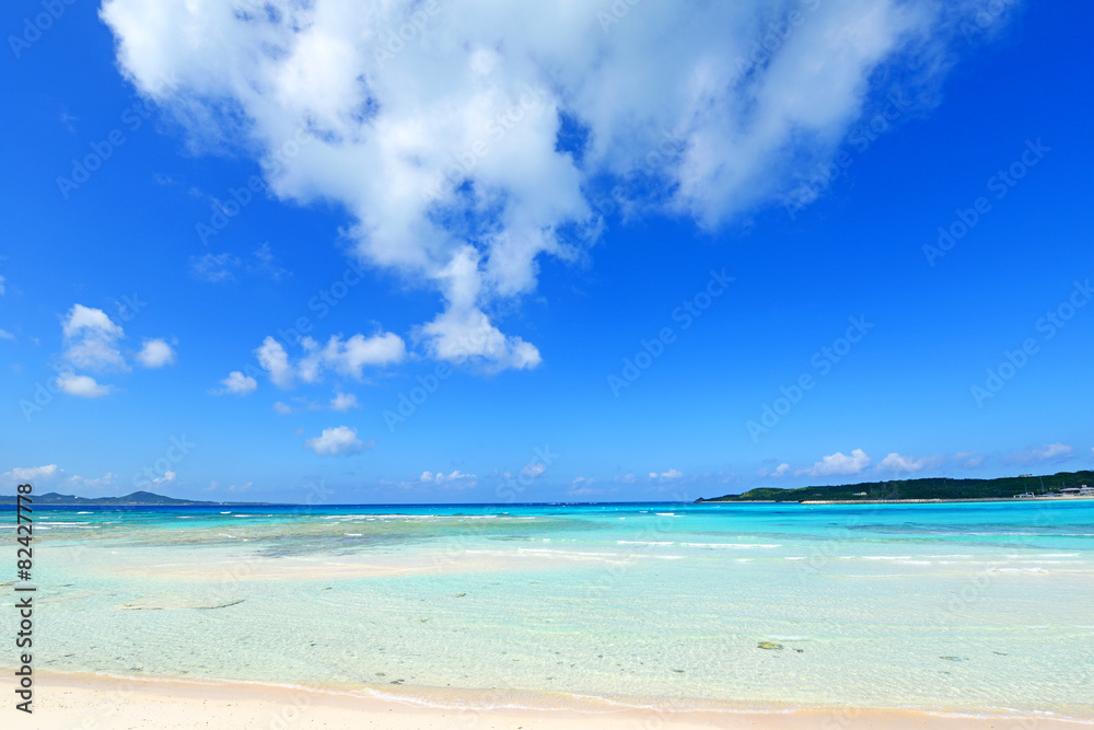 美しい沖縄のビーチと夏空