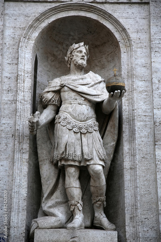 statue di Carlo Magno in Rome, Italy