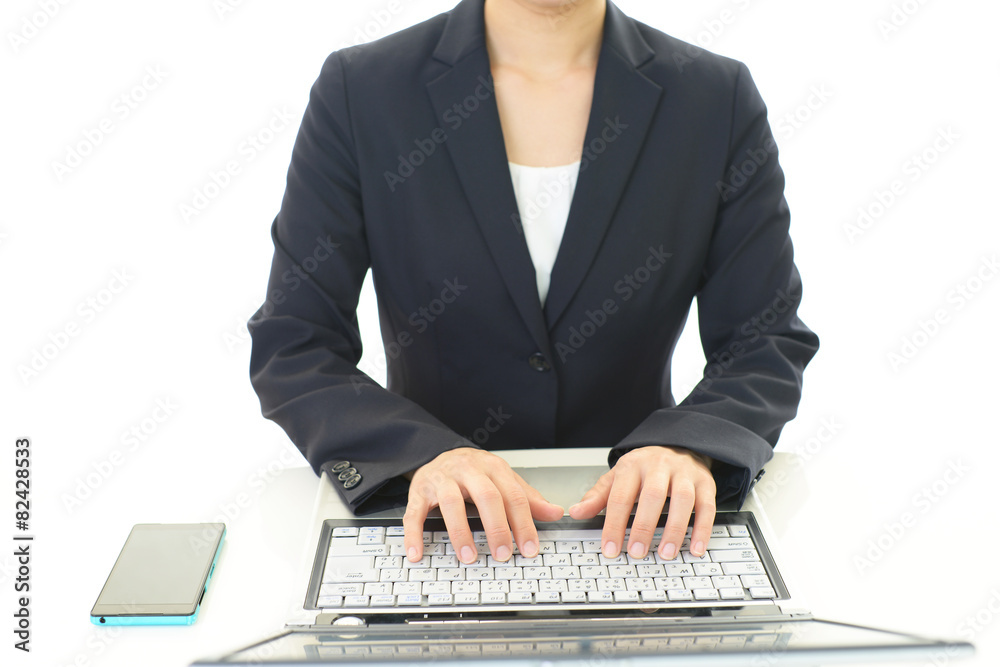 ノートパソコンで仕事中のOL