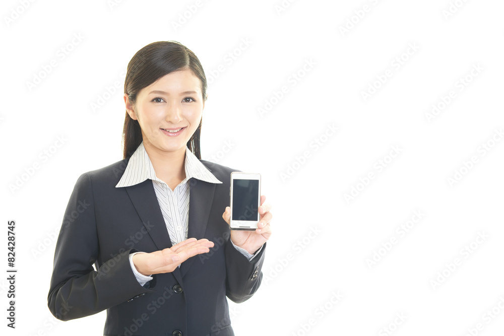 スマートフォンを持つ女性 スマートフォンを持つ女性