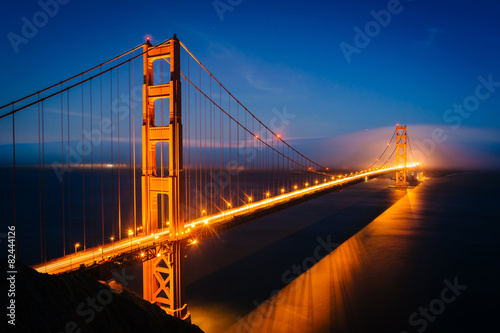 Fototapeta Naklejka Na Ścianę i Meble -  Night view of the Golden Gate Bridge and fog from Battery Spence