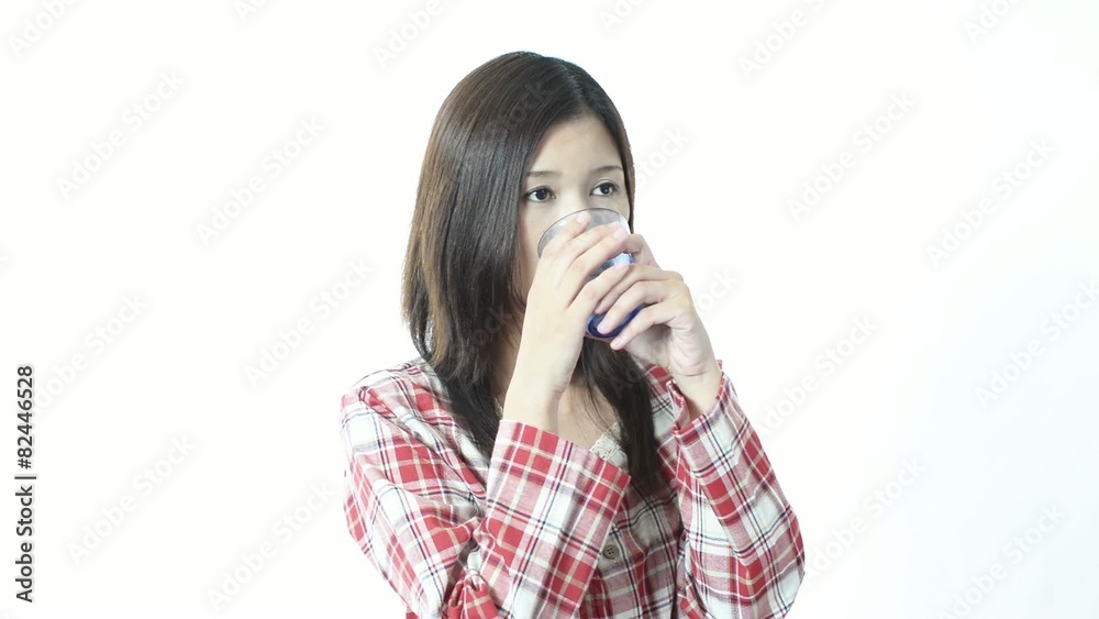 水を飲む笑顔の女性 水を飲む笑顔の女性