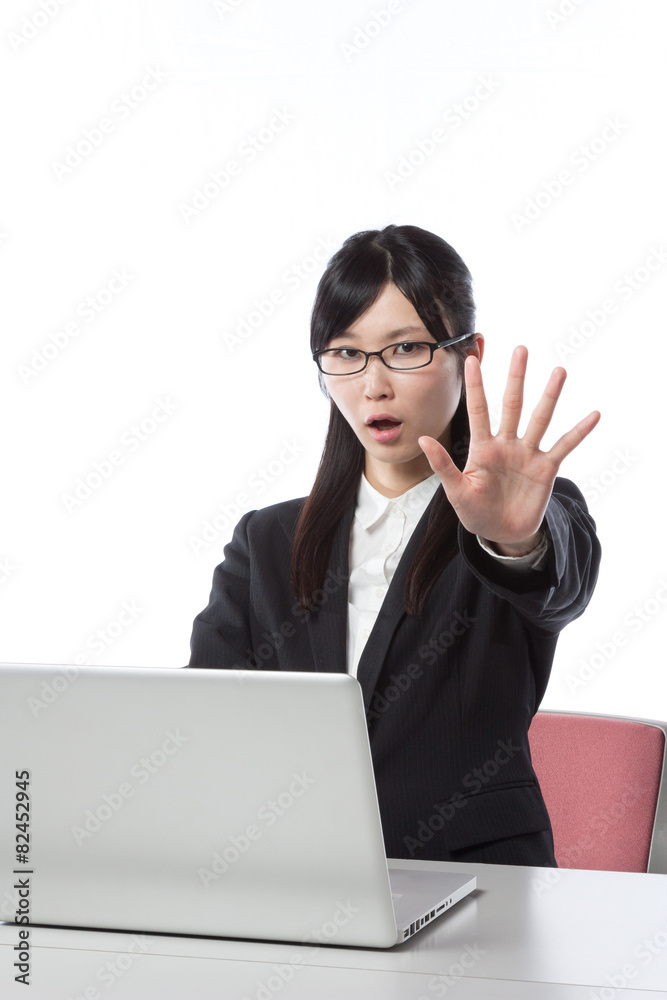 ビジネスウーマン ノートパソコンで仕事 ビジネスウーマン ノートパソコンで仕事