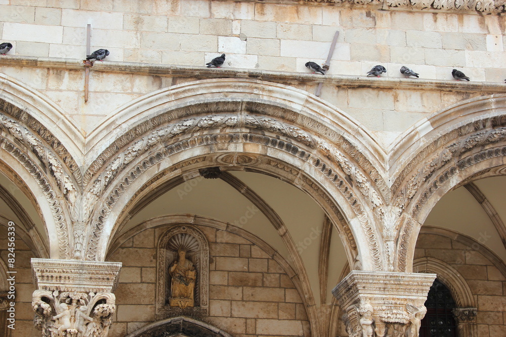 Touristen auf der Stradun in der Altstadt von Dubrovnik