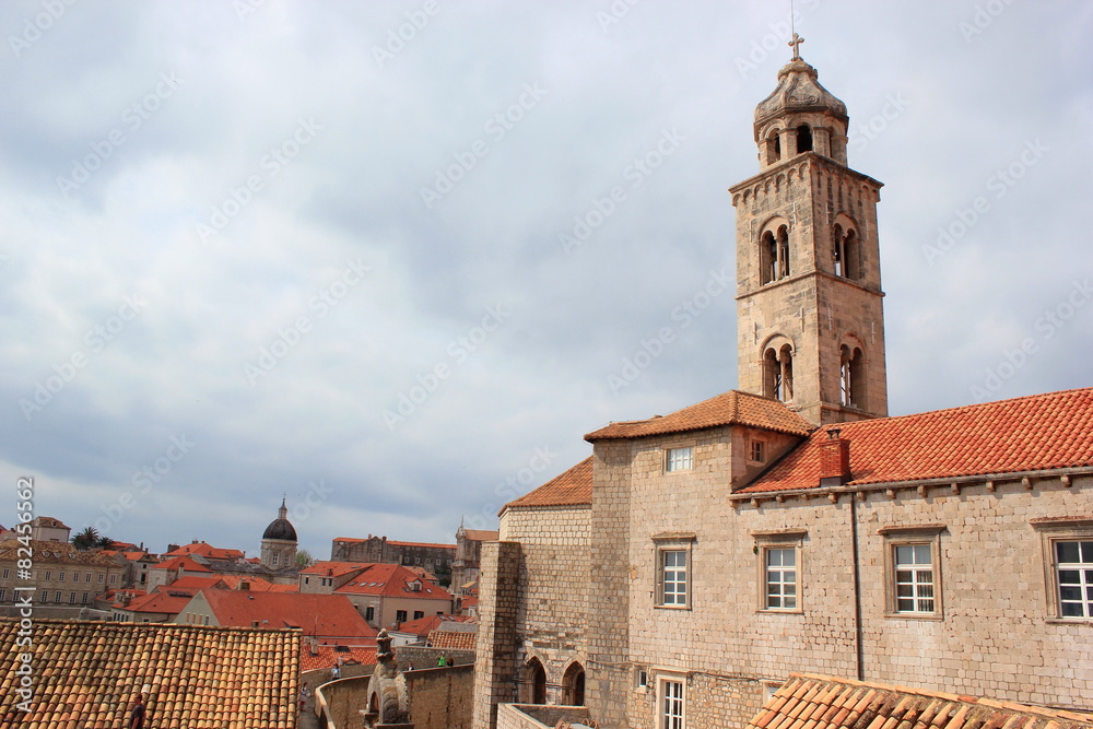 Kirchturm über der Altstadt von Dubrovnik (Kroatien)