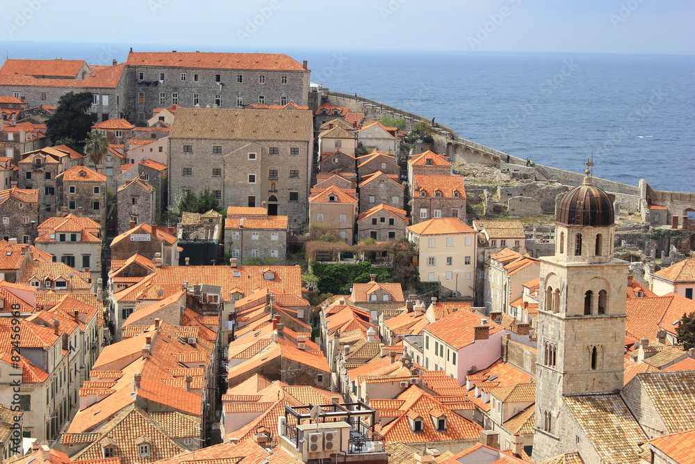 Die Altstadt von Dubrovnik mit dem Mittelmeer (Kroatien)