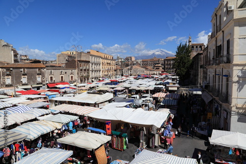 Mercato di Catania col vulcano Etna sullo sfondo photo