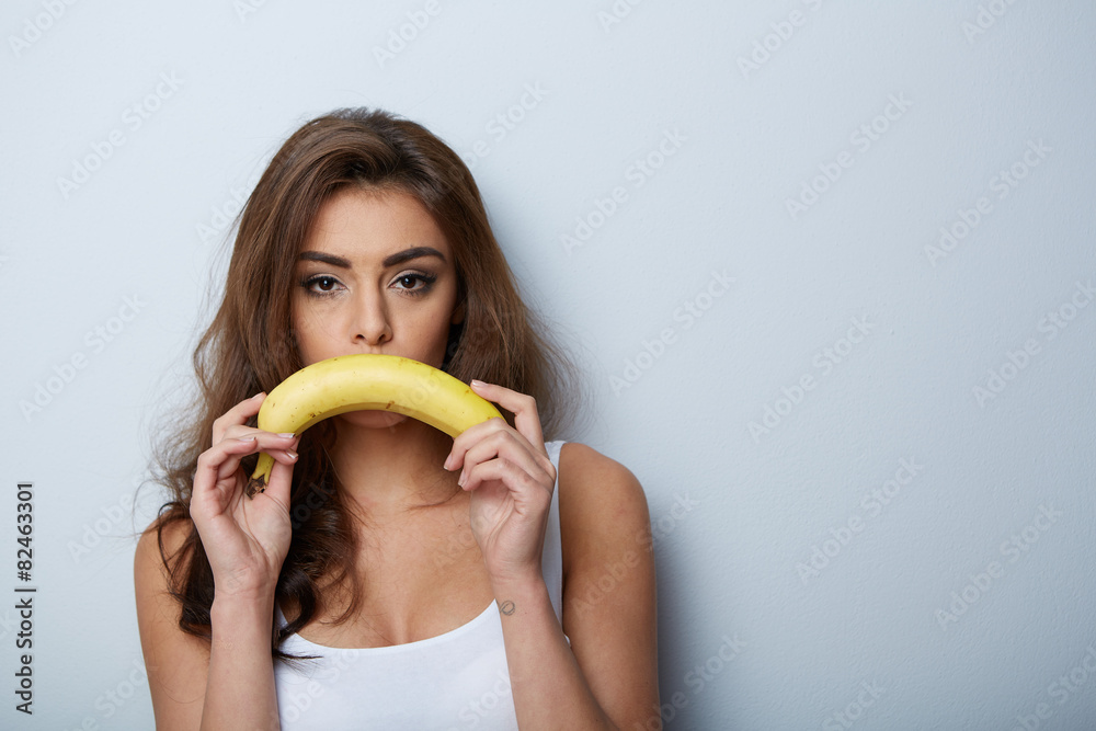 brünette frau vor weiß