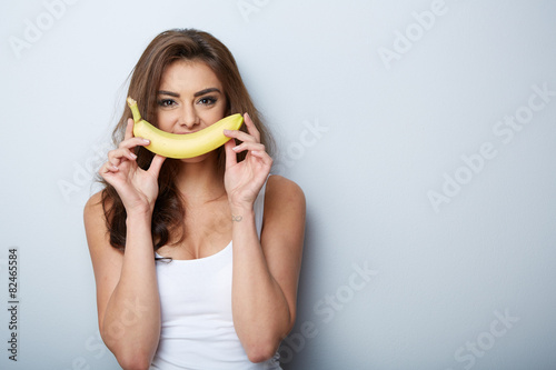 junge brünette frau mit einer banane
