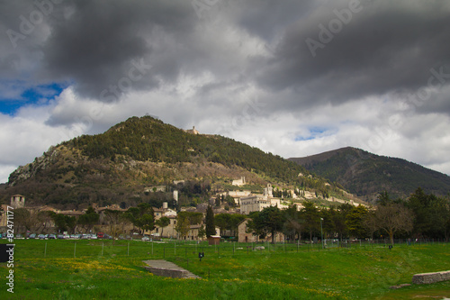 Gubbio prima di un temporale estivo