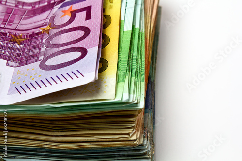 Geldstapel mit benutzten Euroscheinen 500 on top