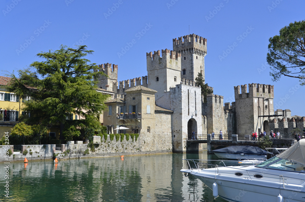 Scaligerburg mit Wassergraben in Sirmione, Gardasee