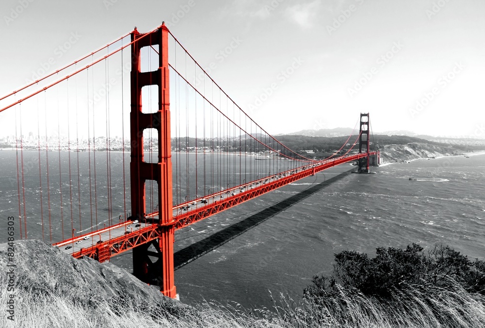 Naklejka premium Golden Gate Bridge Czerwony Pop na B&W