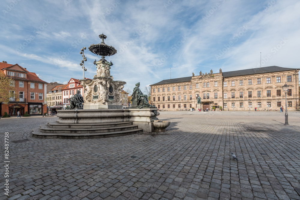 Schlossplatz Erlangen mit Paulibrunnen