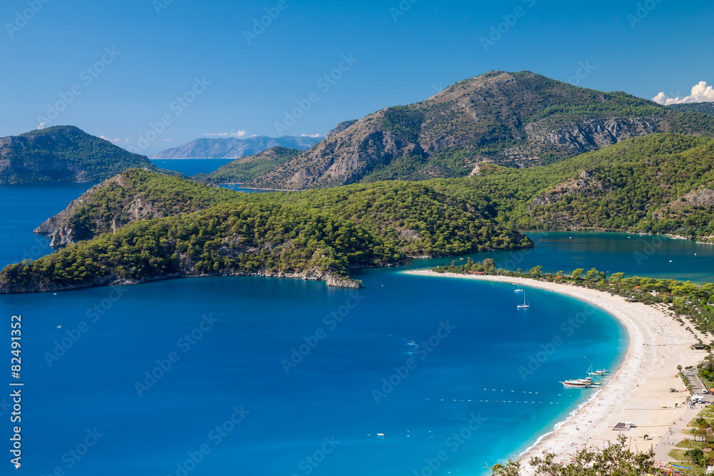 Fototapeta premium Laguna Oludeniz w morzu krajobraz widok z plaży
