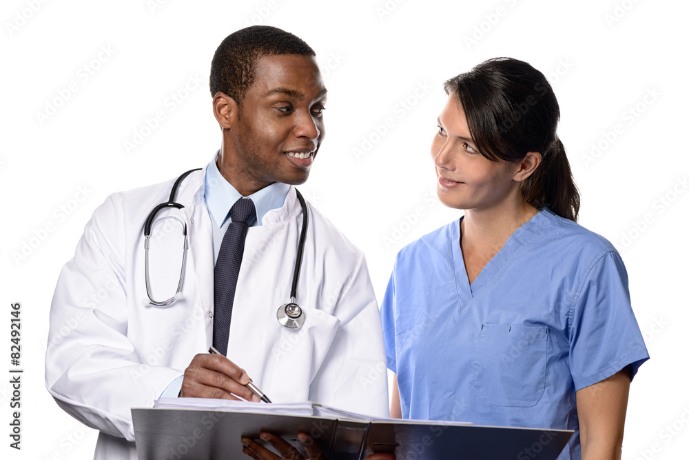 Zwei medizinische Fachkräfte besprechen eine Patientenakte Zwei medizinische Fachkräfte besprechen eine Patientenakte