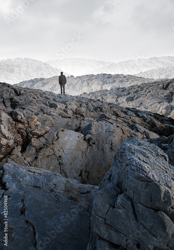 Einsamer Mann in weiter Steinwüste © Cara-Foto