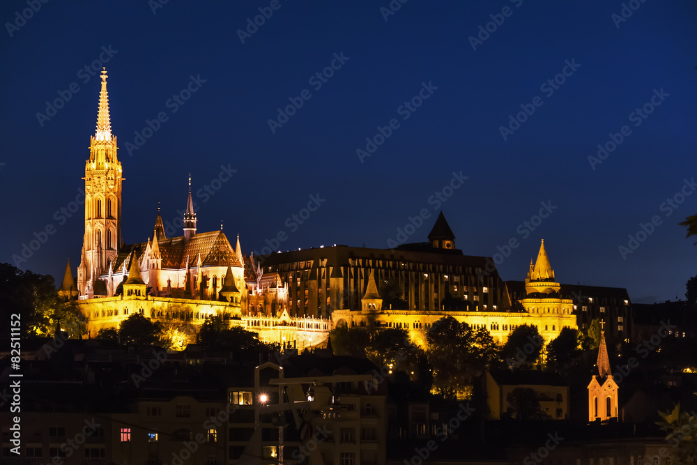 Matthiaskirche und Fischerbastei bei Nacht Matthiaskirche und Fischerbastei bei Nacht