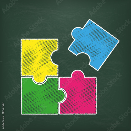 Buntes Puzzle auf Kreidetafel