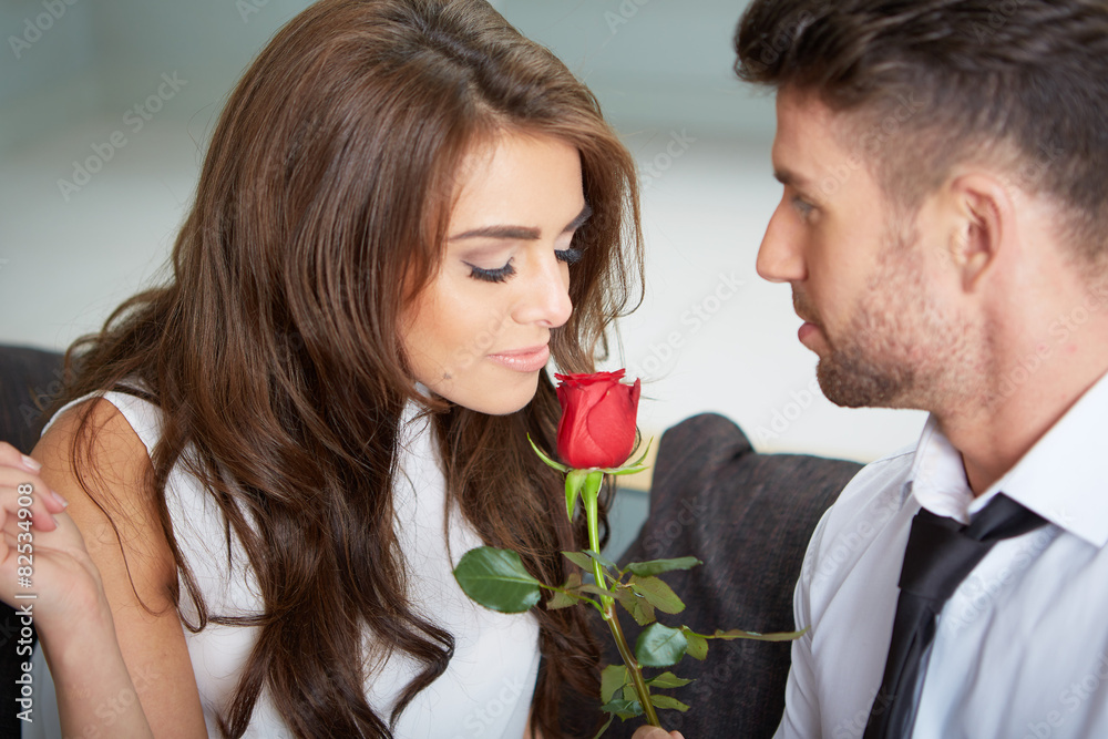 junges paar mit einer roten rose junges paar mit einer roten rose