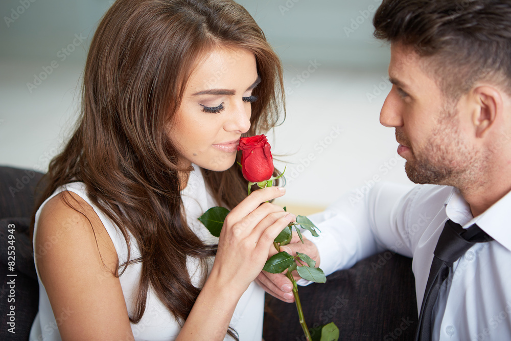 junges paar mit einer roten rose junges paar mit einer roten rose