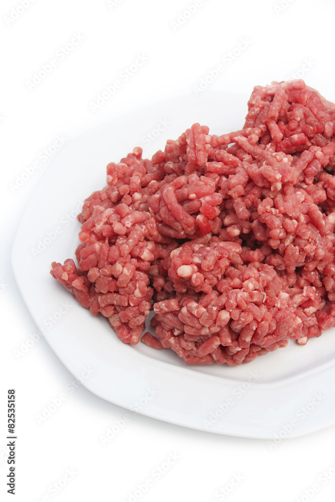 carne macinata cruda su piatto su sfondo bianco carne macinata cruda su piatto su sfondo bianco