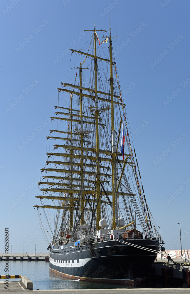 Fototapeta premium Sailing ship in the port