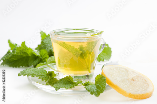 grüner Tee mit Zitrone und frischen Kräutern, Zitronenmelisse 