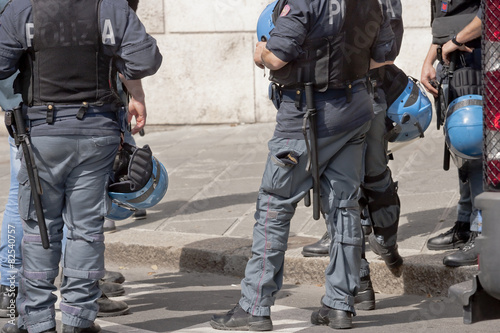 Polizia in uniforme antisommossa