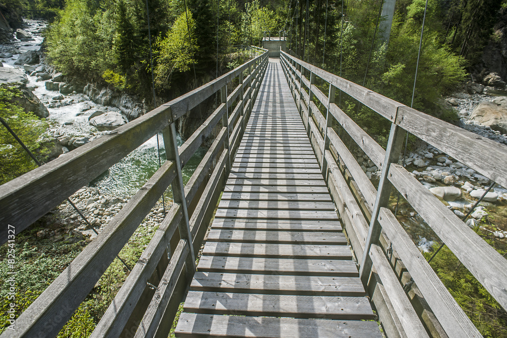 Fussgängerhängebrücke über die Reuss bei Silenen, Uri, Schweiz