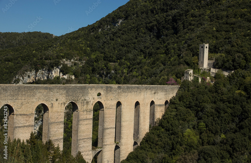 Spoleto , ponte delle torri che fungeva anche da acquedotto