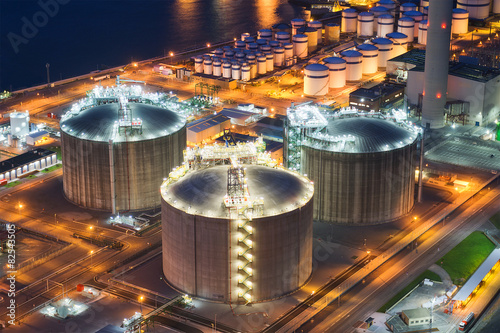 Fotografi storage tanks at night
