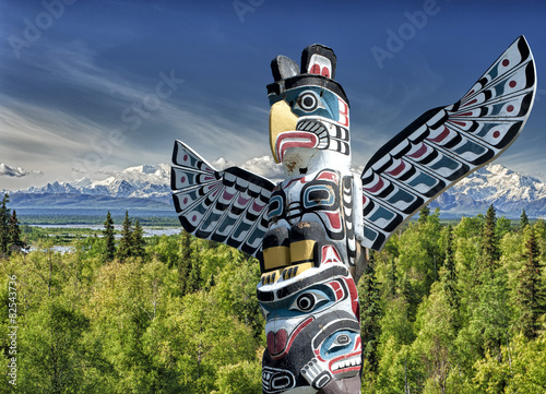 Fotografie Totem wood pole in mountain background