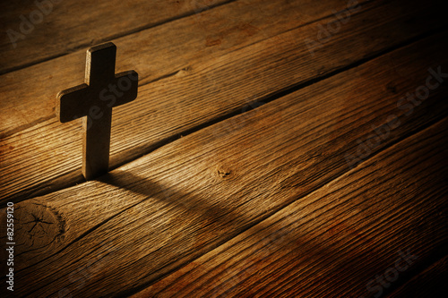 Naklejka na okno łazienkowe Drewniany krzyż na tle drewna