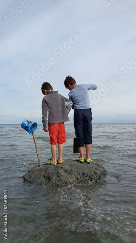 Enfants sur du sable