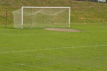 Papier peint photo Football Joueur en action sous les projecteurs  © JOVO