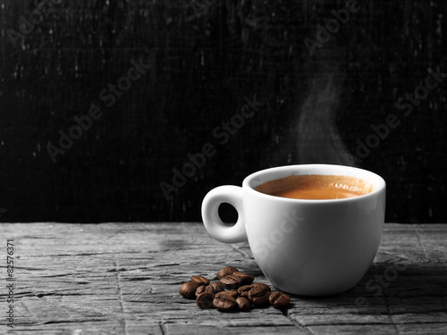 Foto Cup of hot espresso coffee and coffee crop
