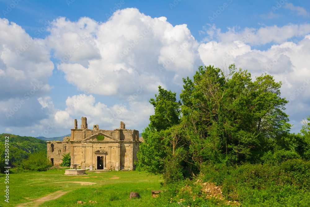 Antica chiesa e fontana di Monterano in Lazio Antica chiesa e fontana di Monterano in Lazio