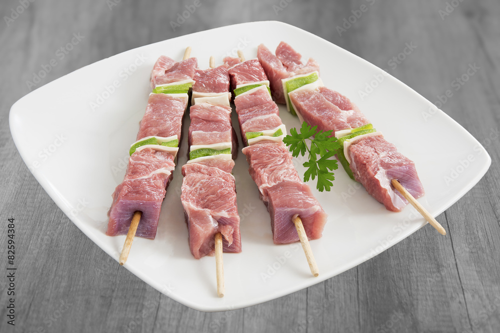 Fototapeta premium brochettes de porc cru