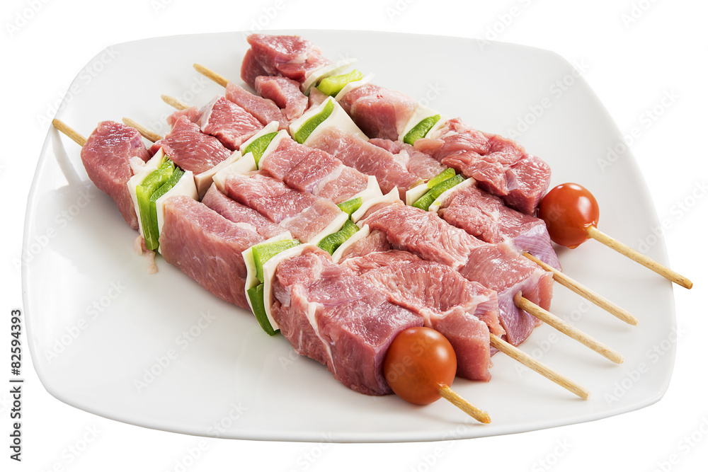 brochettes de viande crues sur assiette