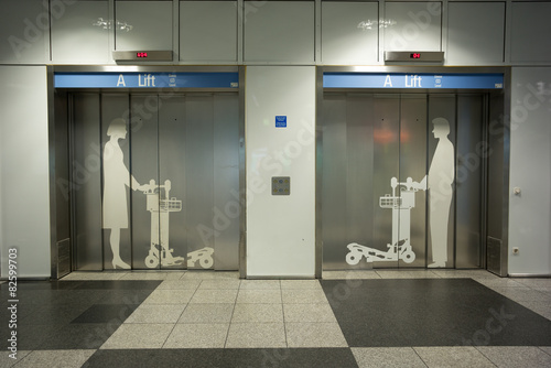 Fahrstuhl, jeweils für Frauen und Männer getrennt photo