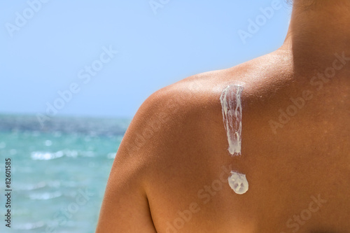 Sonnencreme auf der Haut, in Form von einem Ausrufezeichen