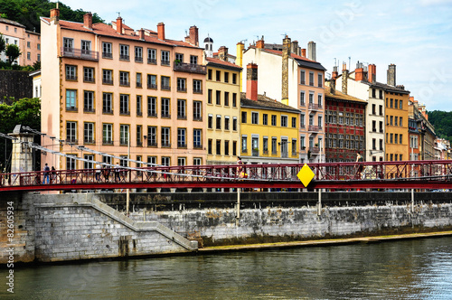 Lyon, Francia, pasarela Saint-Vincent sobre el río Saona photo