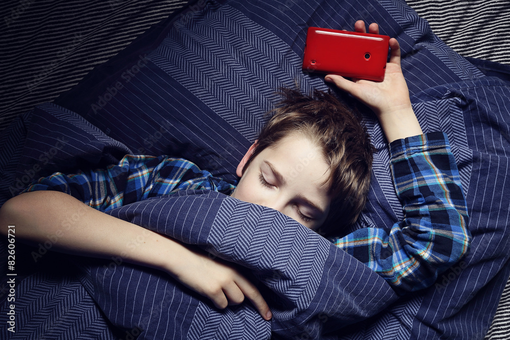 enfant garçon au lit avec smartphone Stock Photo | Adobe Stock